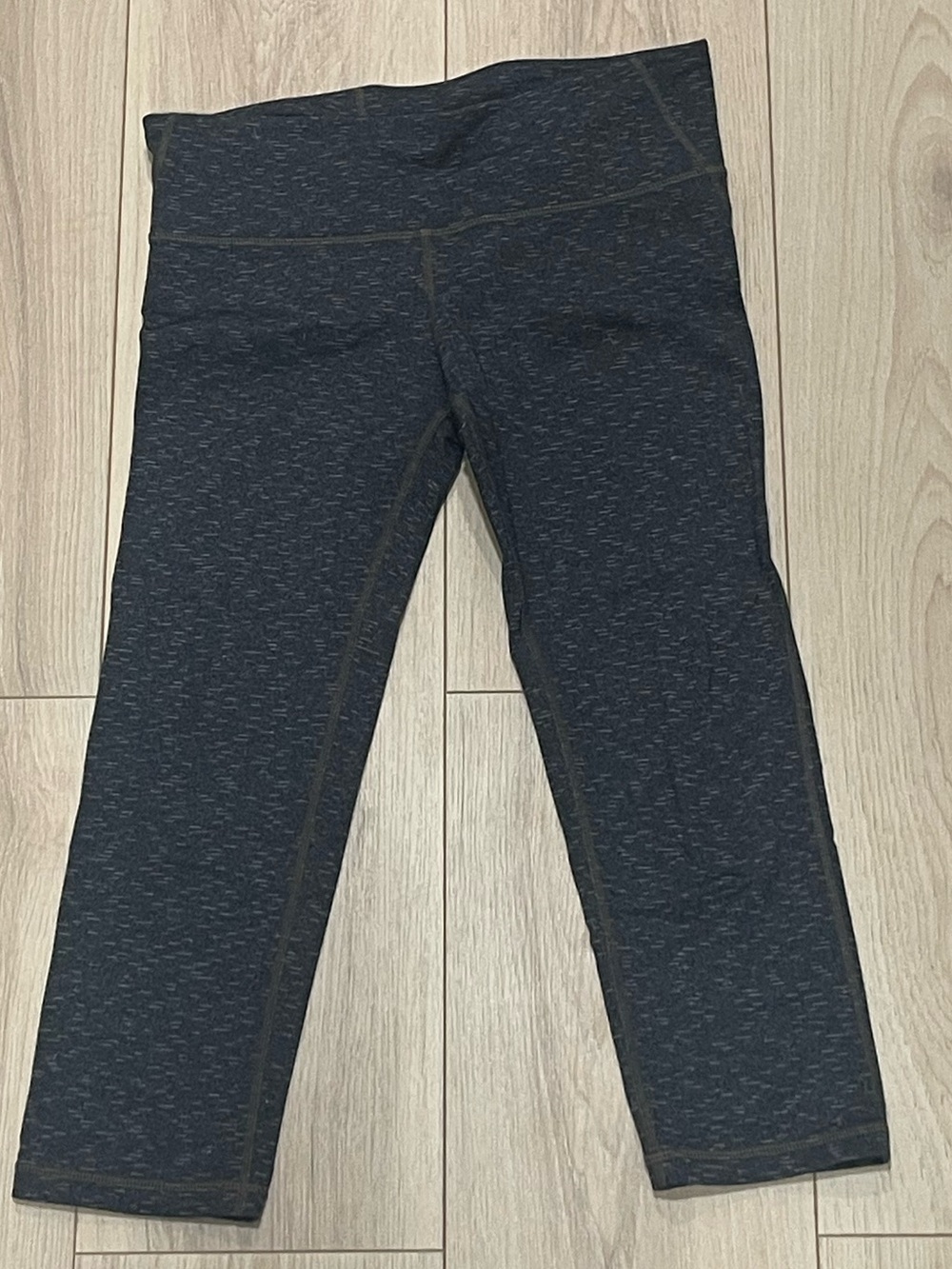 EUC Flattering GAP Fit Charcoal Capri Leggings